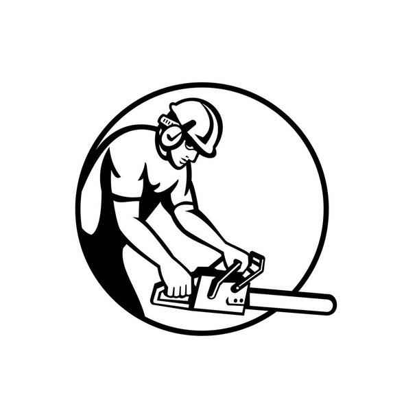 Черно-белая иллюстрация древолаза садовник садовник торговец лесоруб носить каску держа бензопилу боковой вид сет в круге сделано в стиле ретро на изолированном фоне
. - Вектор,изображение