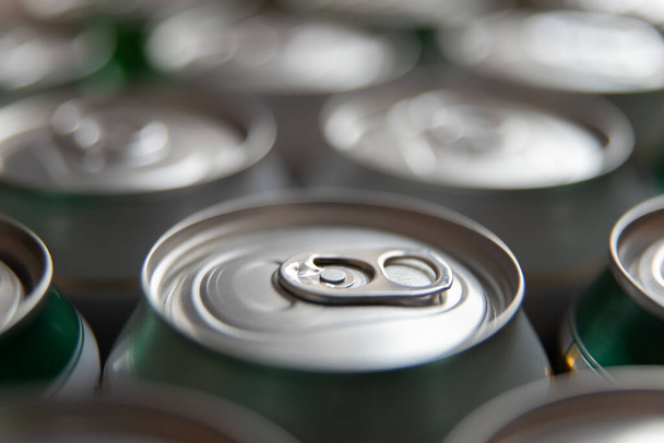 Algunas latas de bebidas de aluminio
 - Foto, Imagen