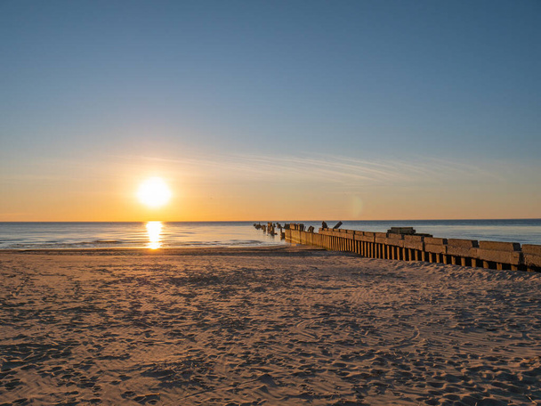 Blick auf den schönen Sonnenuntergang an der Ostsee Estland - Foto, Bild