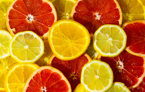 tło owoców cytrusowych, plastry owoców cytrusowych, tło kolorowych owoców cytrusowych - Zdjęcie, obraz