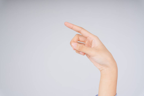 Mano de mujer con dedo índice aislado sobre fondo blanco. Elegir o seleccionar o señalar
. - Foto, Imagen