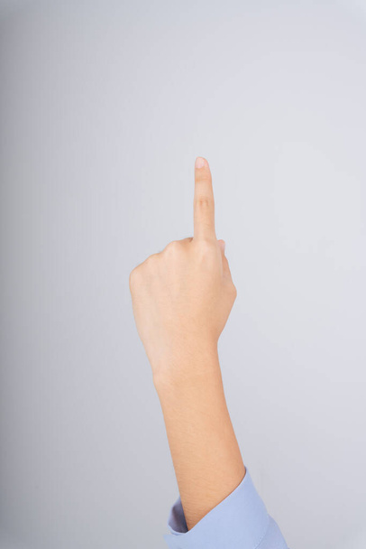 Ręka kobiety z palcem wskazującym izolować na białym tle. Wybór, wybór lub wskazanie. - Zdjęcie, obraz