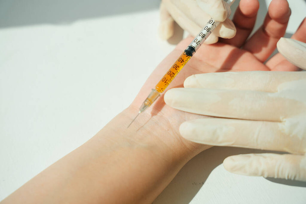 Le médecin aide les personnes infectées par le virus covid-19 par injection de vaccin dans la veine sanguine. - Photo, image