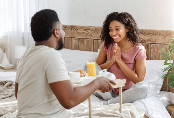 Mann überrascht Ehefrau mit Frühstück im Bett - Foto, Bild