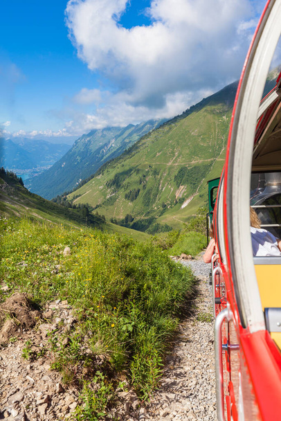 Gyönyörű kilátás nyílik az Alpok a gőzvonat felé a Brienzer Rothorn, a Bernese Oberland, Svájc. - Fotó, kép