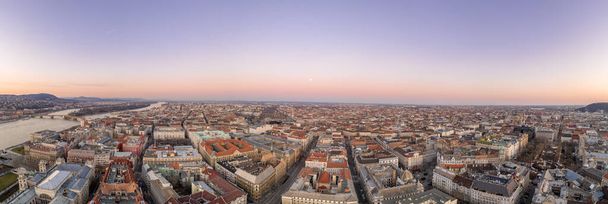 Drone aéreo panorâmico tiro do centro da cidade skyline em Budapeste inverno pôr do sol tempo
 - Foto, Imagem