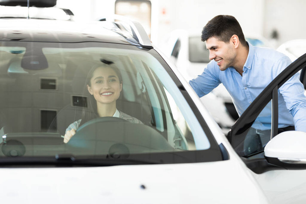 Mies ostaa auton vaimolleen jälleenmyyntiketjussa - Valokuva, kuva