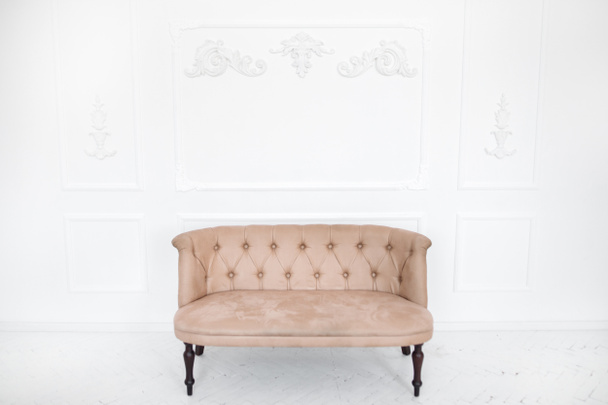 Современный комфортный диван на белом фоне. Изолированный коричневый диван
 - Фото, изображение