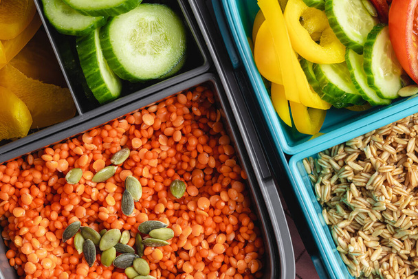 Lunch box with cooked buckwheat and fresh vegetable salad - Valokuva, kuva