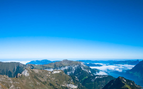 Panorama vista do Lago Lucerna (Vierwaldstattersee) e os alpes
 - Foto, Imagem