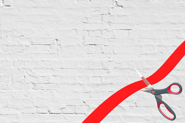 Scheren schneiden rotes Band mit Leerraum für Ihr Design vor Backstein-Hintergrund. 3D-Darstellung - Foto, Bild