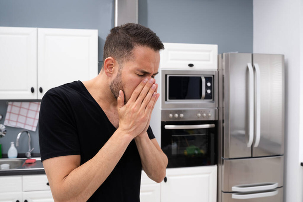 Bad Smell Or Odor In Kitchen Sink In House - Foto, Bild