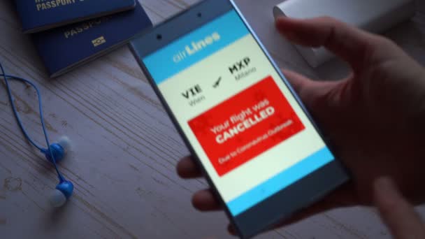 A személy értesítést kapott az okostelefonon a járatok törléséről a koronavírus miatt, Európa utazás, Európa karantén alatt - Felvétel, videó