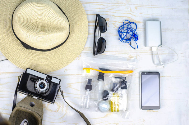 Cestovní set s fotoaparátem, průhledný plastový sáček na tekutiny, peníze, pas, hodinky, smartphone, power bank - Fotografie, Obrázek