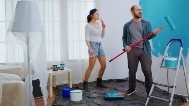 Joyful couple redecorating - Footage, Video