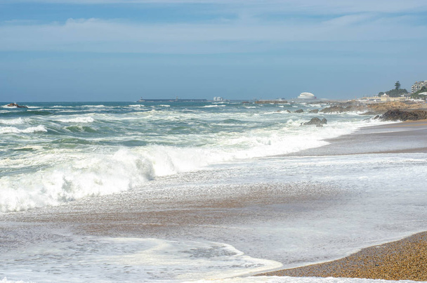 Ωκεάνια κύματα με αφρό σε μια ακτή της παραλίας της άμμου - Φωτογραφία, εικόνα