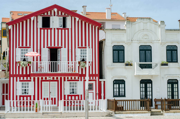 lindas casas a rayas en Costa Nova, Portugal
 - Foto, imagen