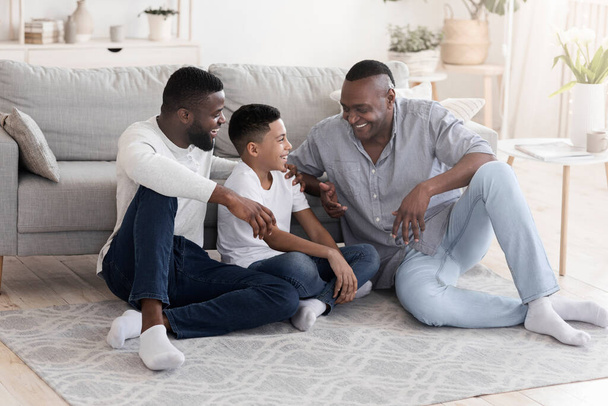 Heureux grand-père afro, père et fils passent du temps ensemble à la maison - Photo, image