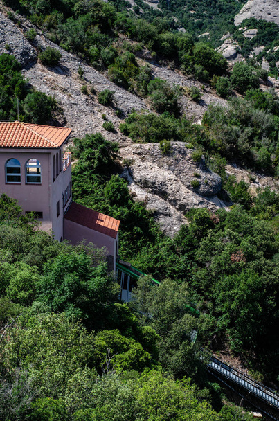 Гора Монсеррат и монастырь возле Барселоны скалы с зеленью на нем
 - Фото, изображение