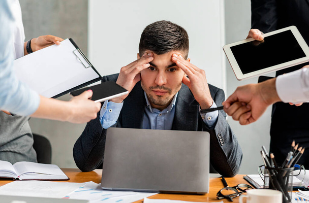 Stressed Businessman Tired Of Tasks Sitting At Work In Office - Foto, Imagen