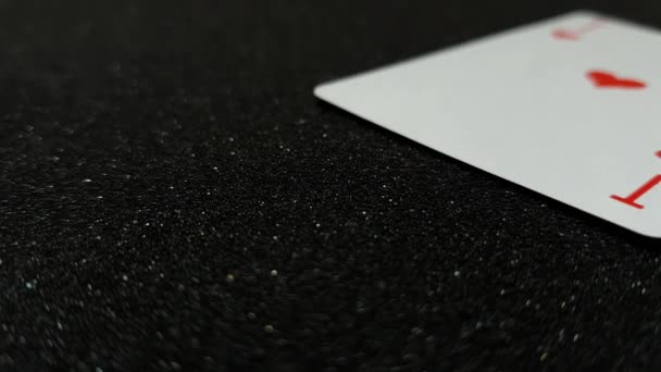 Makroaufnahme von Assen, die auf einen schwarzen glänzenden Tisch fallen. - Filmmaterial, Video