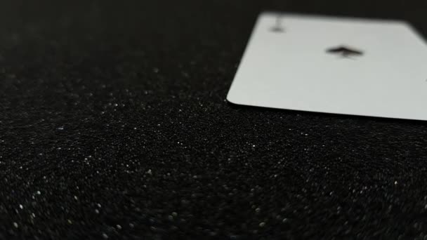 黒い光沢のあるテーブルに1つずつ落ちるエースのマクロビュー. - 映像、動画