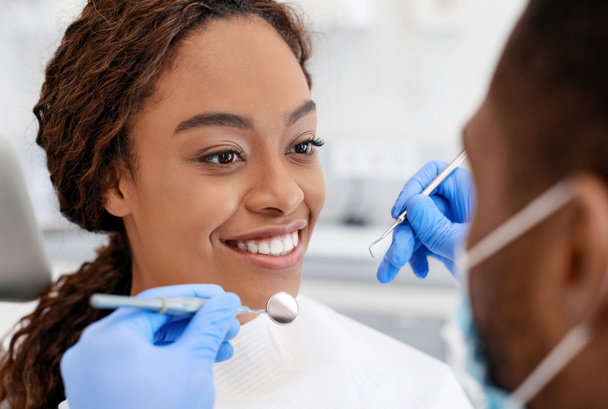Close up di nero ragazza sorridente a maschio dentista - Foto, immagini