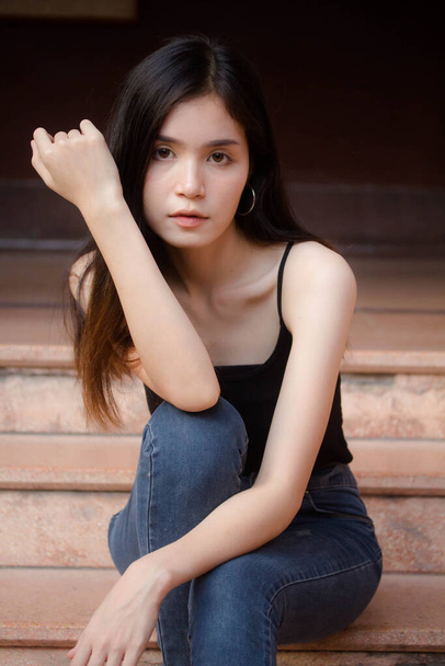 Portrait de thai Chine adulte belle fille chemise noire jeans bleu se détendre et sourire - Photo, image