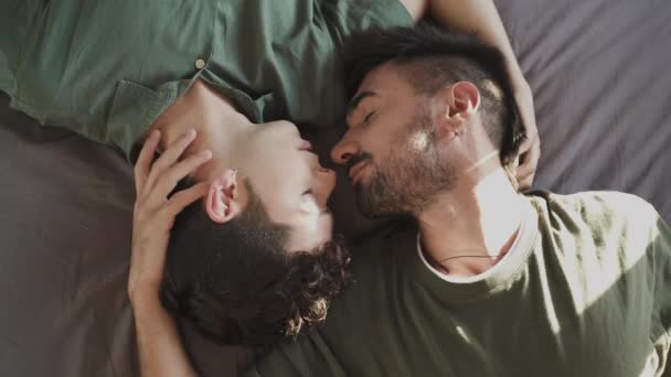 Gay boy couple lying in bed kissing. LGBT - Imágenes, Vídeo