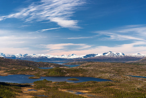 山の中の青い空と湖自然美 - 写真・画像