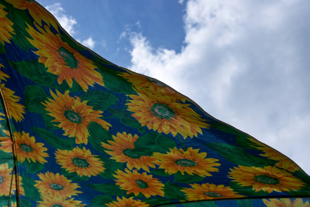 Foto van een zonnebloem paraplu in de zomer. - Foto, afbeelding