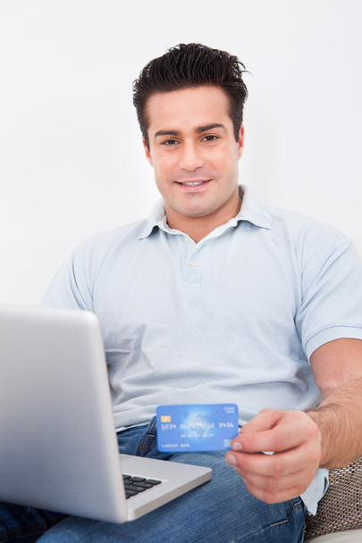 Молодий чоловік купує онлайн
 - Фото, зображення