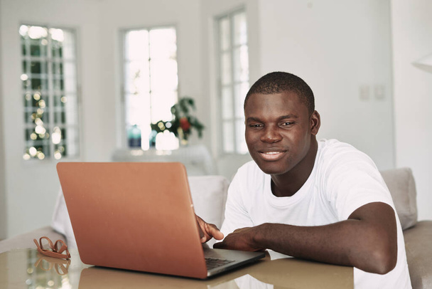 Male african american freelancer with laptop  - Foto, Imagen