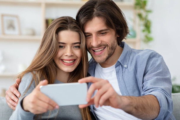 Όμορφο παντρεμένο ζευγάρι που παίρνει selfie με smartphone - Φωτογραφία, εικόνα