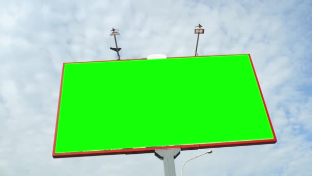 Groen scherm. Billboard boven blauwe lucht met wolken. Tijdsverloop - Video