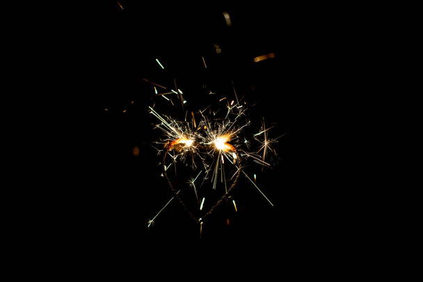 Sparklers fuoco su sfondo nero - Immagine - Foto, immagini