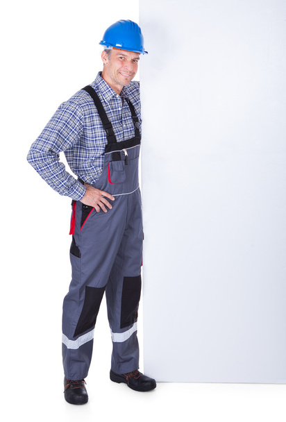 Trabajador masculino con placa en blanco
 - Foto, Imagen