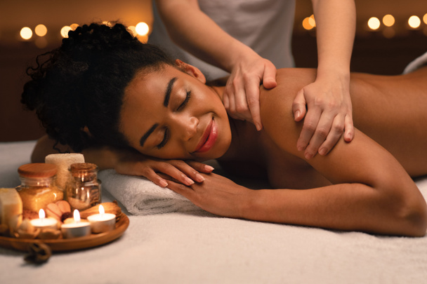 Spa thérapeute massage détendue femme africaine épaules - Photo, image