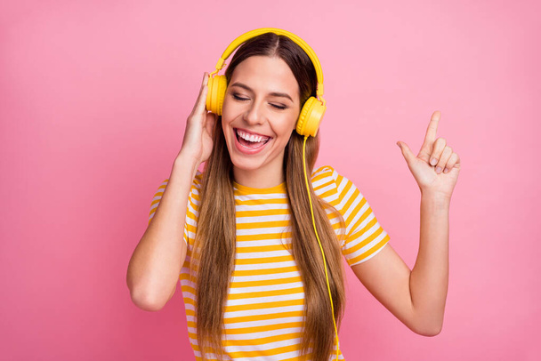 Close-up portrait of her she nice attractive lovely pretty charming glad positive dreamy cheerful cheery girl listening radio hit having fun isolated over pink pastel color background - Foto, immagini