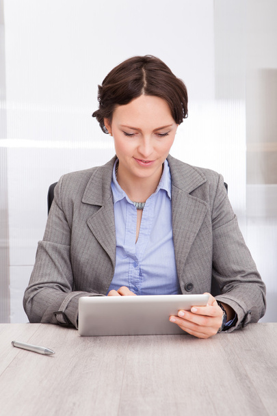 Smiling Young Businesswoman Using Digital Tablet - Foto, immagini