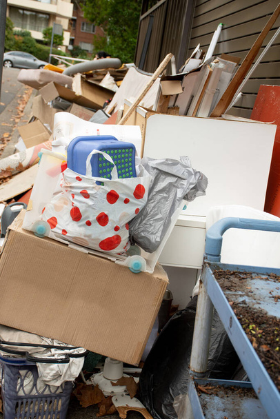 協議会廃棄物回収用の縁石に置かれた家庭用雑ごみ - 写真・画像