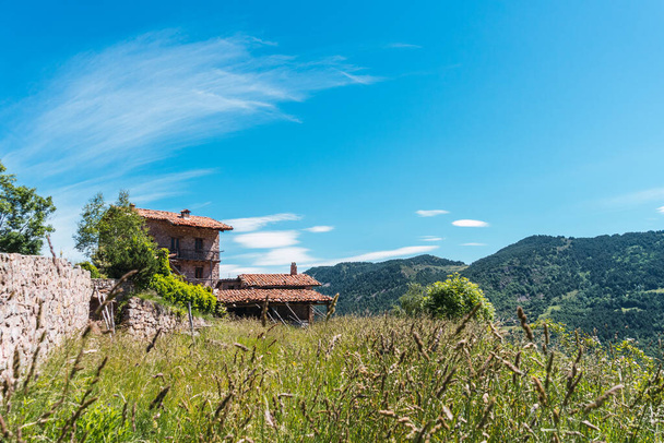 Casa abandonada en las montañas. Casa de piedra con vistas a los Pirineos
 - Foto, Imagen