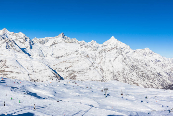 Skier having fun in the perfect area for winter sport - the slopes under the feet of Matterhorn, Zermatt, Switzerland - Foto, immagini