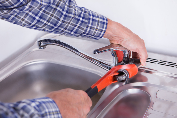 Plumber Fixing Washbasin - Foto, Imagem
