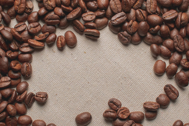 los granos de café se amontonan sobre la mesa
 - Foto, imagen