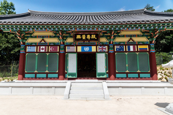 Templo do sino de paz com a bandeira da ONU na entrada da Zona Desmilitarizada Coreana no centro de visitantes da JSA, Panmunjom Coreia do Sul
 - Foto, Imagem