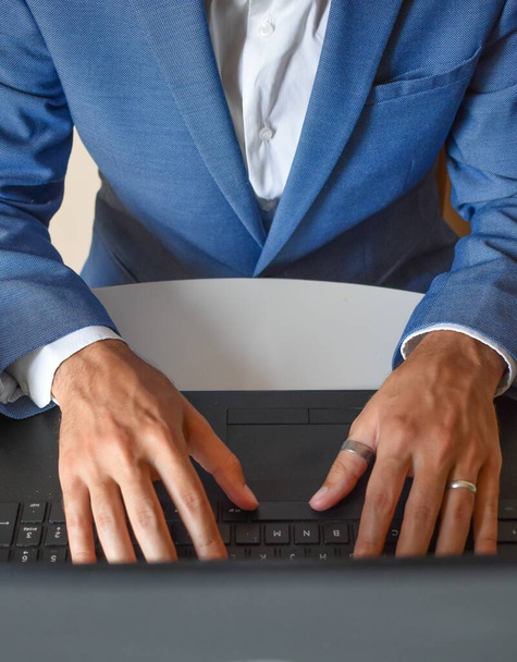 Молодой бизнесмен, сидящий перед компьютером, телекоммуникационный из дома
 - Фото, изображение