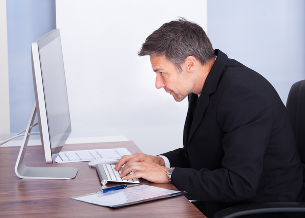 Businessman Using Computer - Foto, Imagem