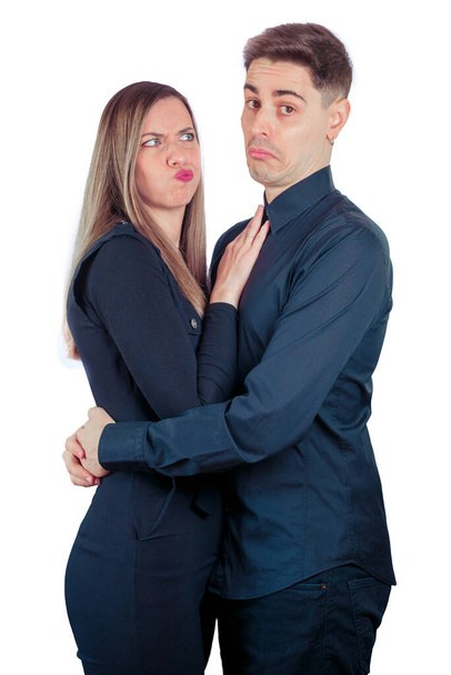 Junges Paar macht misstrauische Gesten auf weißem Hintergrund - Foto, Bild