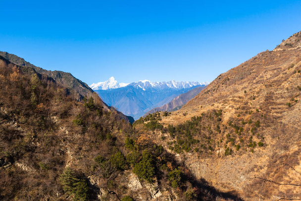 Widok panoramiczny na pasmo górskie, w tym Minya Konka (7556m) ze szczytu góry bydła z rana, prowincja Syczuan, Chiny - Zdjęcie, obraz